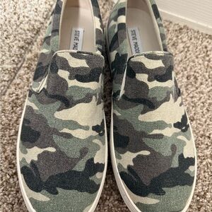 Steve Madden platform slip ons